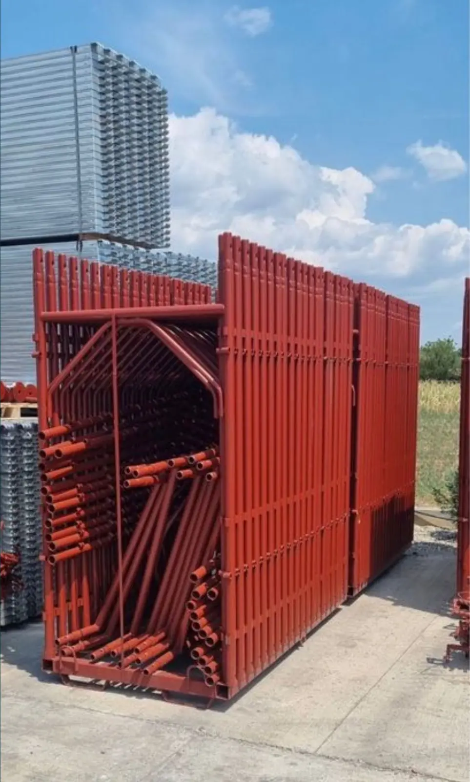 Cadre metalice stivuite pentru livrare